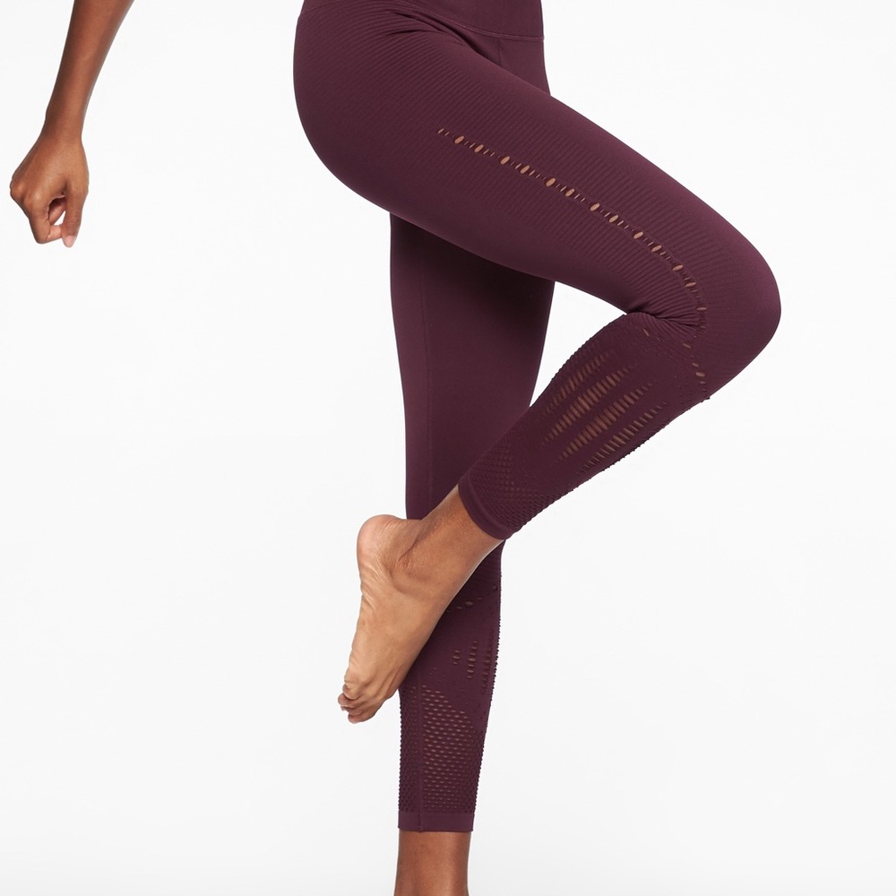 Athleta Halasana Seamless 7/8 tight leggings. Burgundy size XS
